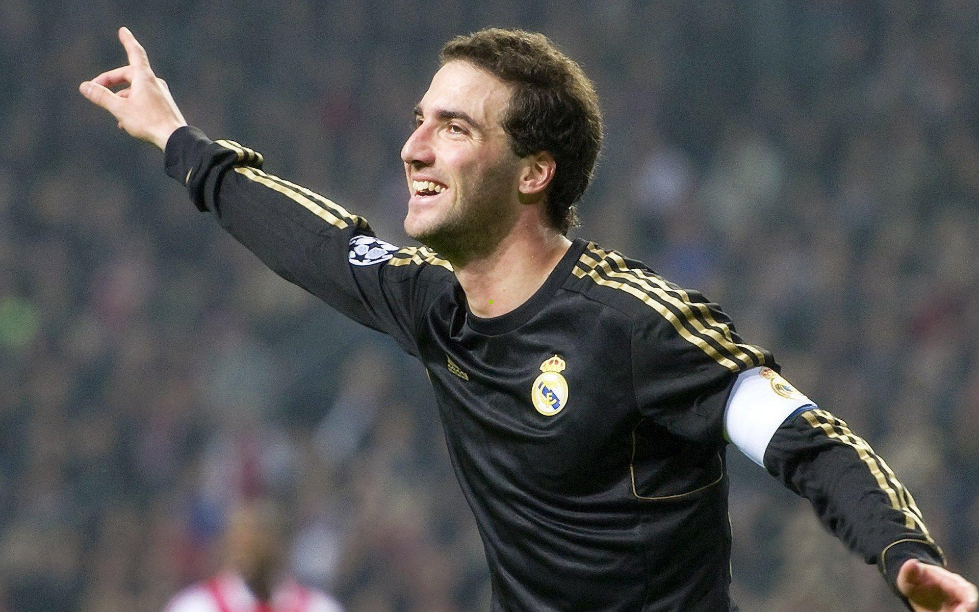 引爆不列颠尼亚！赫尔城补时绝杀后挑衅球迷，引发大规模球场混乱